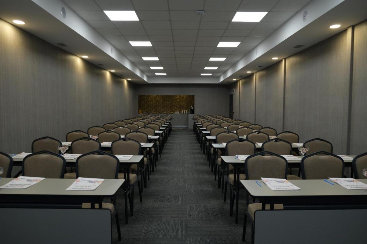 Ucar Royal Hotel Ve Konferans Salonu 아그바 외부 사진